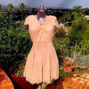 Peach lace dress sz4 /S excellent preowned condition fit nflare style beautiful